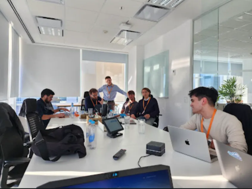 Equipo Vantegrate en sala de reuniones — estrategia de automatización con IA