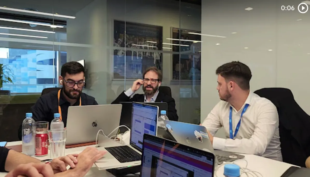 Desarrolladores Vantegrate trabajando con laptops — desarrollo de IA empresarial