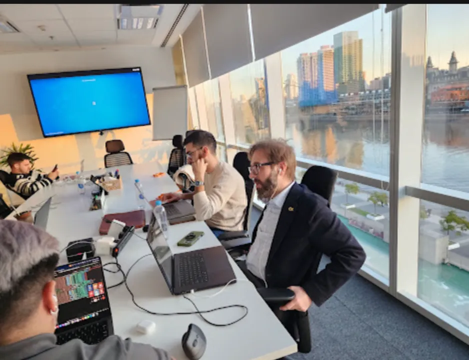 Equipo Vantegrate trabajando con vista al río — agentes de IA en Argentina