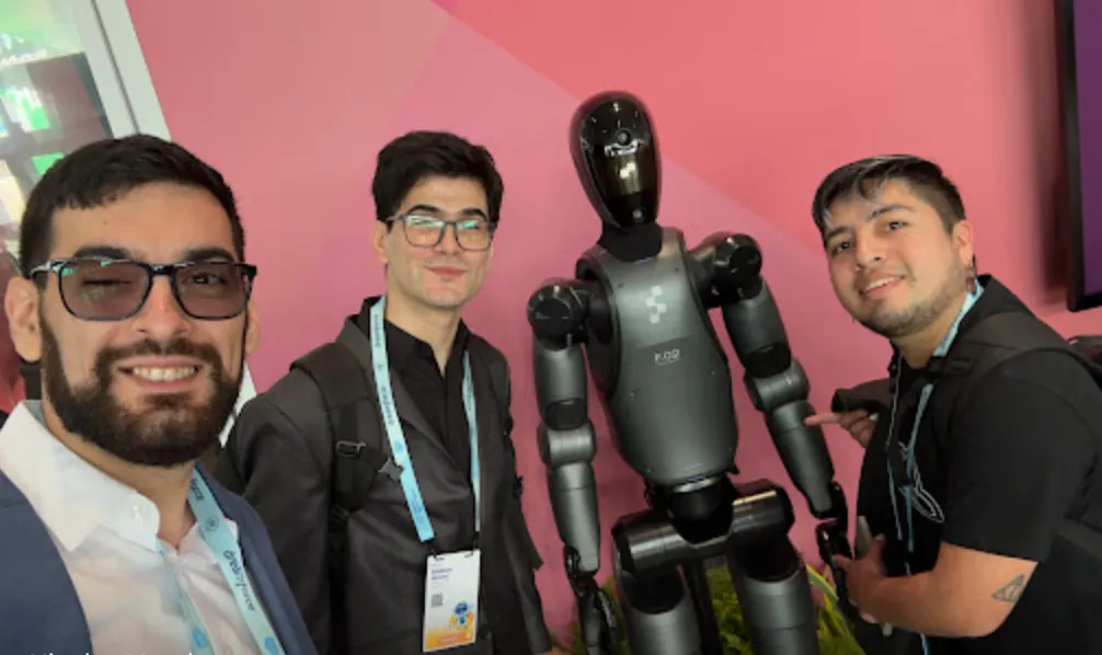 Equipo Vantegrate con robot en evento tech